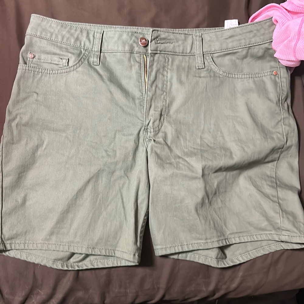 Lee Rider mid-rise bermuda shorts, have never been worn.